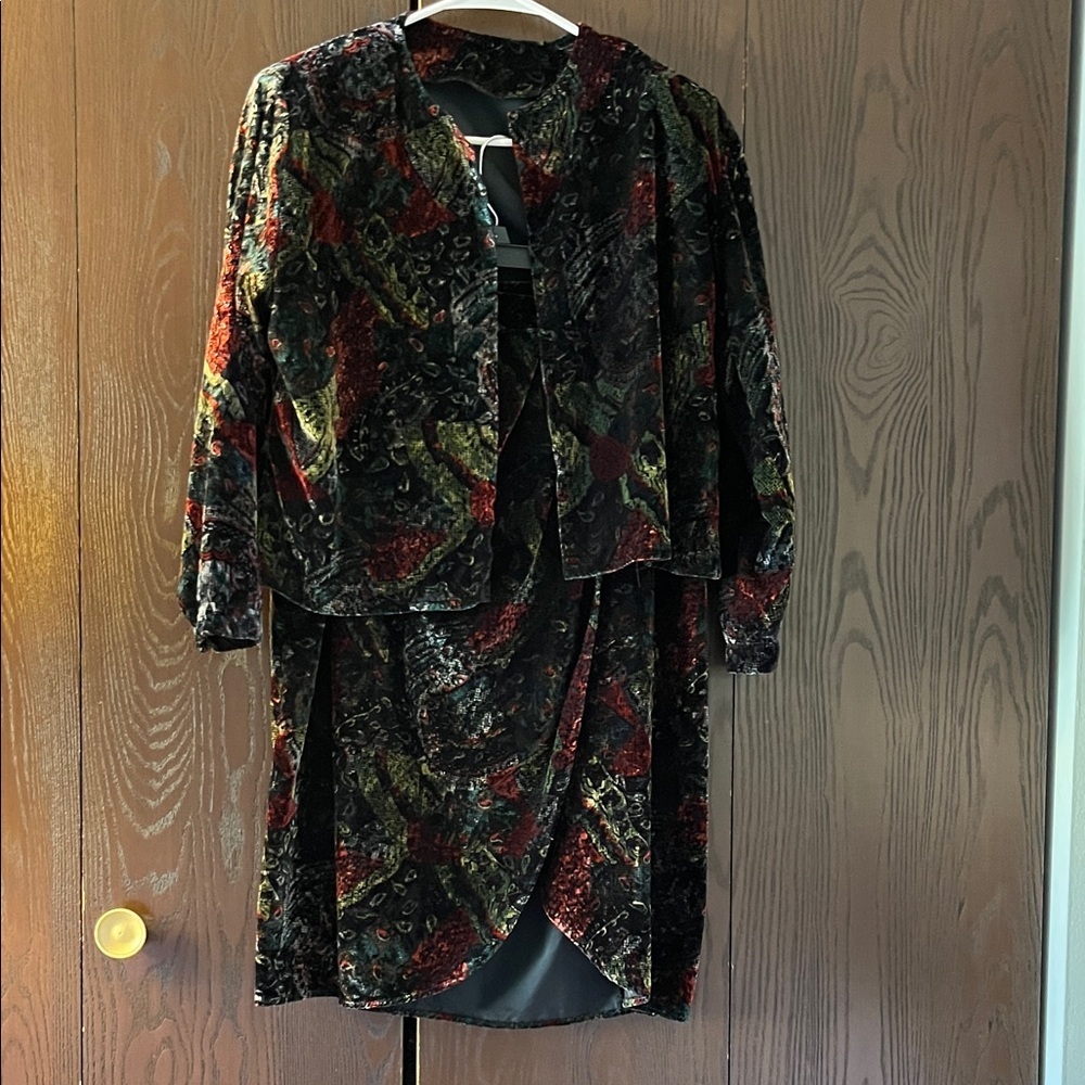 NA vintage 2pc. Velvet paisley skirt & bolero jacket. Size Medium